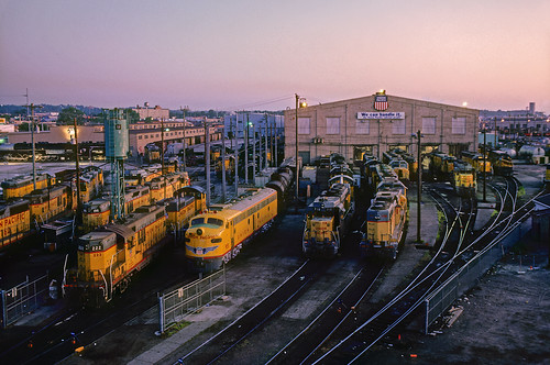railroad up train sunrise dawn nebraska ne unionpacific omaha locomotives e9 emd locomotiveshop diesellocomotives no951 omahashops