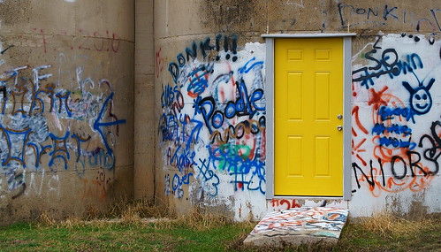 usa art yellow graffiti doors texas tagged silo smalltown sonycamera hico yellowdoor texastowns sonya58