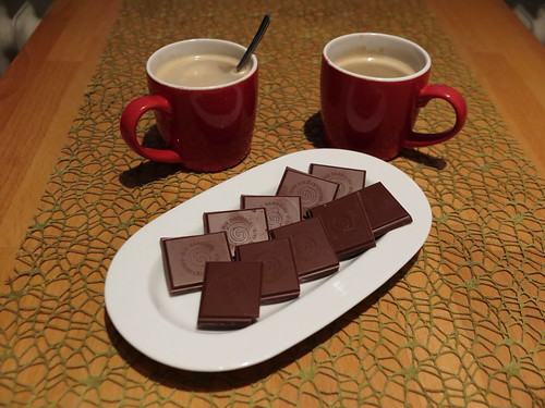 Kardamon-Schokolade (GEPA) zum Milchkaffee