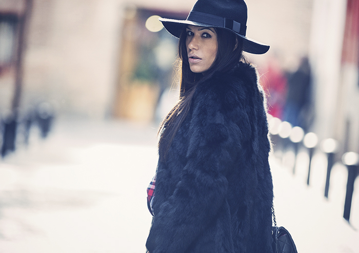 street style barbara crespo black hake coat chanel bag pepe jeans hat fashion blogger outfitt blog de moda
