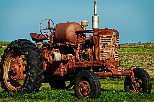 old tractor west car junk antique farm harvest rusty corrosion redish sucio raymondville