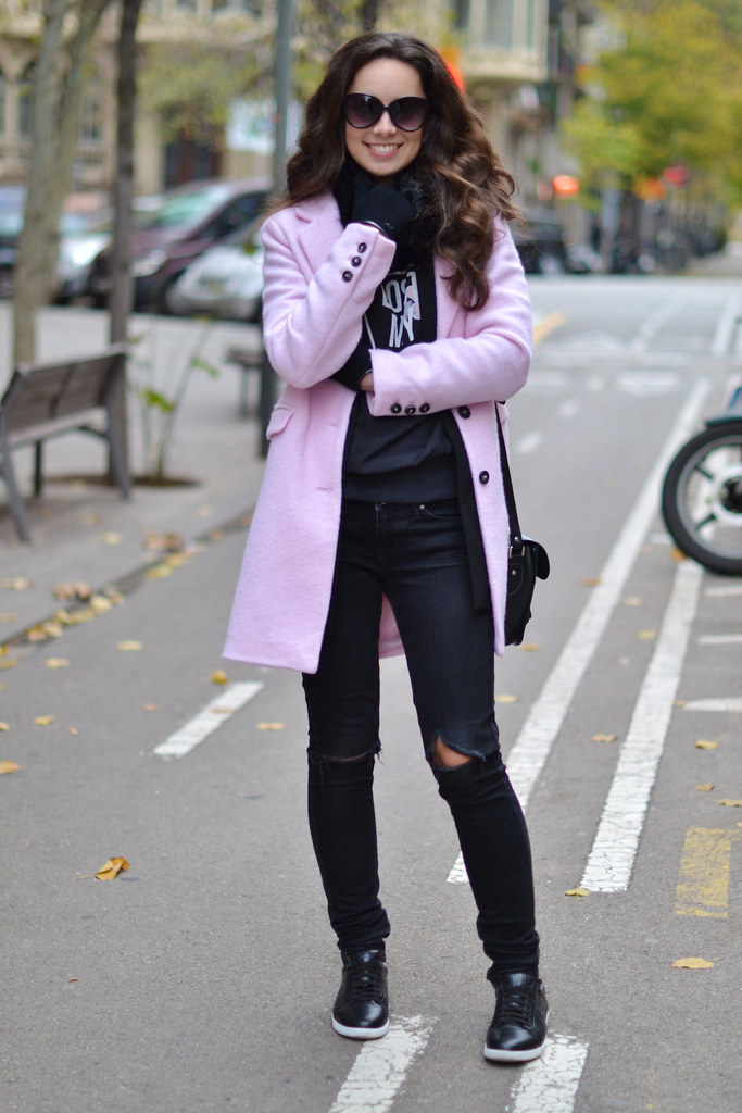 Apuesta por un abrigo rosa claro en tu look invernal