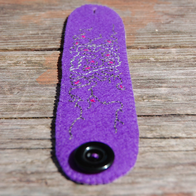 embroidered felt cuff 'purple' [#9]