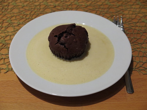 Chocolate Muffin mit Vanillesoße