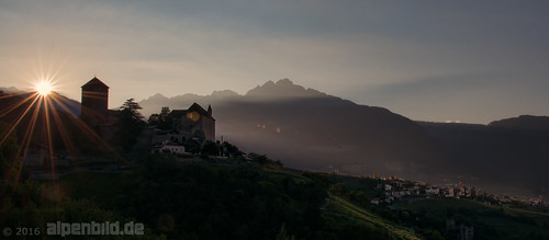 d800 d800e nikond800e nikon alpen alpenbildde alpin alpine alps berg berge burg castle city festung fortress fullframe fx hillsidevineyard italien landscape landschaft meran mountain mountains natur nature sommer sonne sonnenaufgang southtyrol stadt summer sun sunrise südtirol topaz vineyard vinschgau vollformat weinberg zitaly 全画幅数码单反相机 博尔扎诺自治省 城堡 大自然 太阳 尼康 山 山区 日出 景观 梅拉诺 阿尔卑斯山 tirolo trentinoaltoadige 50fav