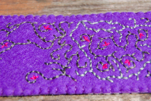 embroidered felt cuff 'purple' [#9] close-up