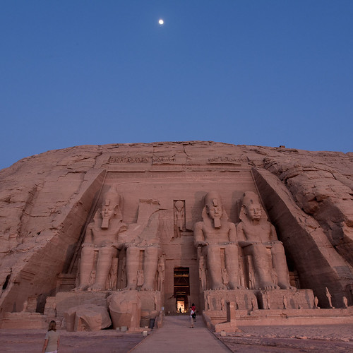 moon statue night sunrise temple egypt unesco nile nubia ramsesii ancientegypt soundandlight nefertari ancientwonder abulsimbel