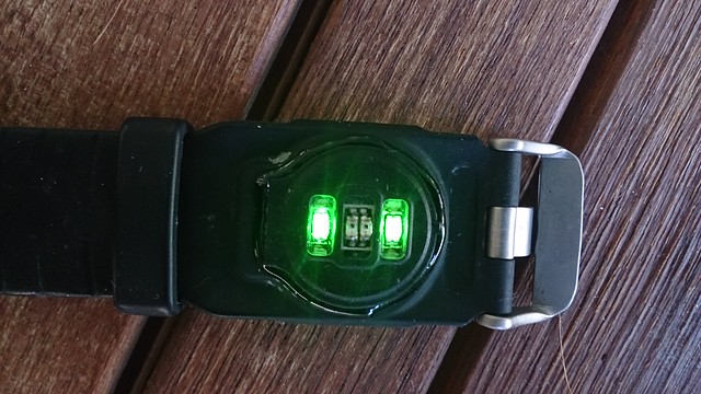 Τα δύο πράσινα leds με τον αισθητήρα παλμών του Soleus GPS Pulse