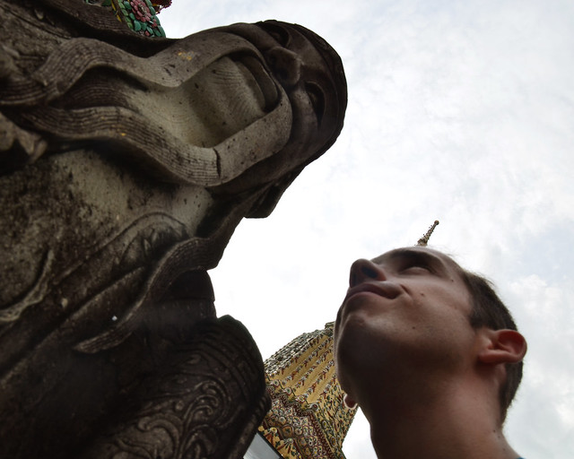 Haciendo caritas con una estatua del Gran Palacio de Bangkok