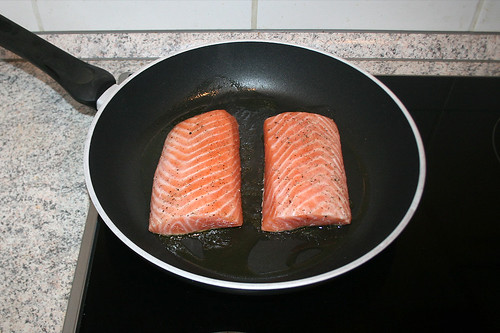 47 - Lachsfilets in Pfanne geben / Put salmon filet in casserole