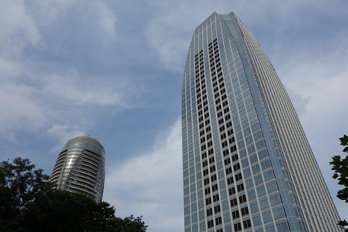 Shimbashi_13 新橋で撮影した高層ビルディングの写真。 左側に "愛宕グリーンヒルズフォレストタワー" と右側に "愛宕グリーンヒルズMORIタワー"。