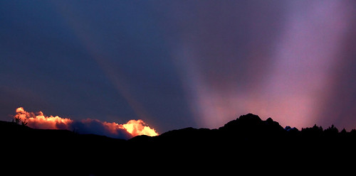 light sky mountains montagne sunrise words nuvole alba pillar valle rays luce raggi cadore