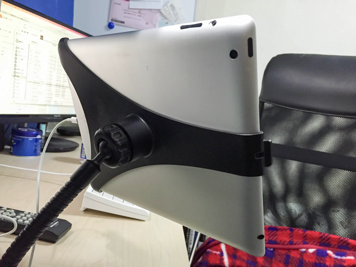 iPadを背面から固定するツメ