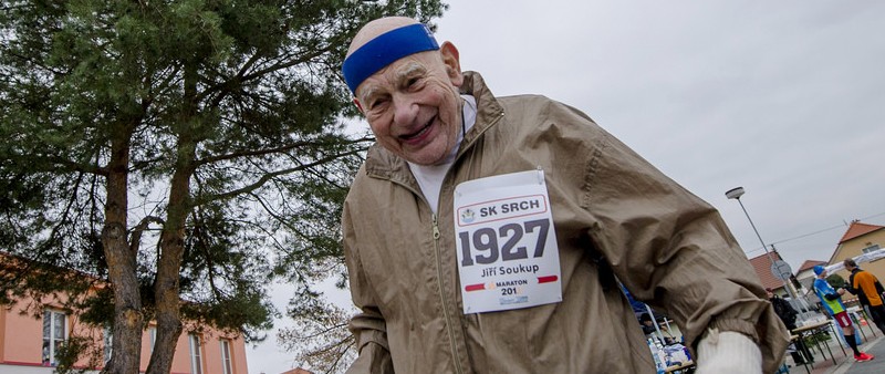 87letý Jiří Soukup zaběhl v Srchu maraton. Vítězem Vabroušek