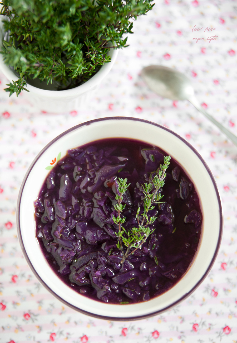 Sweet & sour red cabbage soup with apple, cloves and cinnamon