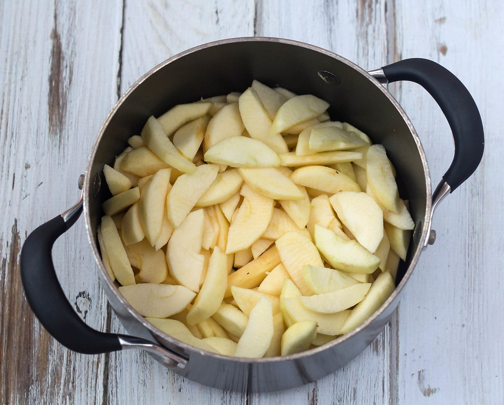 Gammeldags æblekage med hasselnøddecrunch eller æbletrifli (1)