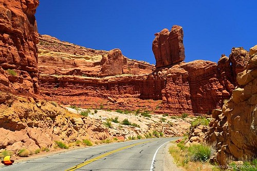 road trip vacation usa southwest landscape outdoors photography utah nationalpark unitedstates arches roadtrip moab redrock curve doubleyellow paved yellowline rockformation roadtripping