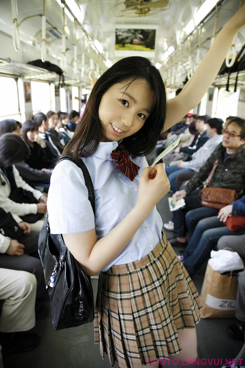 Зрелые японки в автобусе. Японские девочки в транспорте. Японские девушки в автобусе. Азиатки в общественном транспорте.
