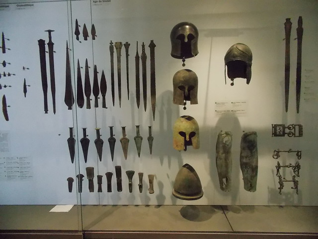 Capacetes e lanças greco-romanas