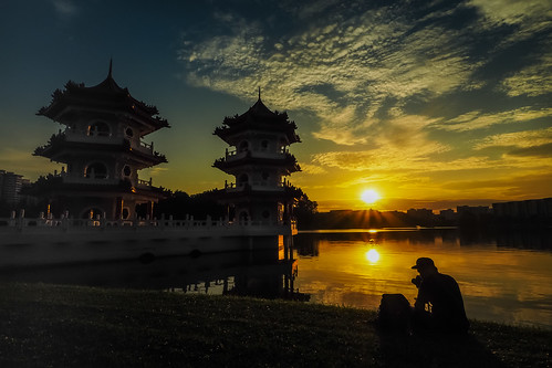park sunset lake nature singapore silhouettes chinesegarden goldensunset lightbursts twinpagoda 裕华园 juronggarden