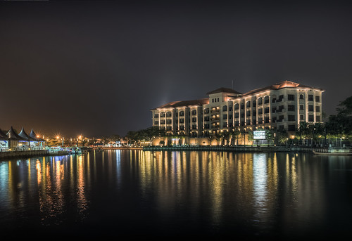 reflection tourism hotel nikon nightshot riverside 28mm melaka bandarhilir