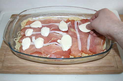 28 - Hälfte Mozzarellascheiben auflegen / Put in half of mozzarella slices