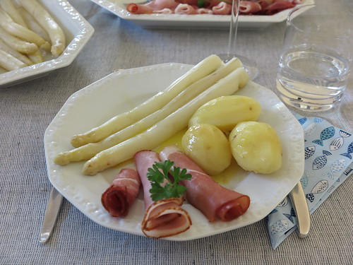 Spargel klassisch mit Butter, Frühkartoffeln und dreierlei Schinken