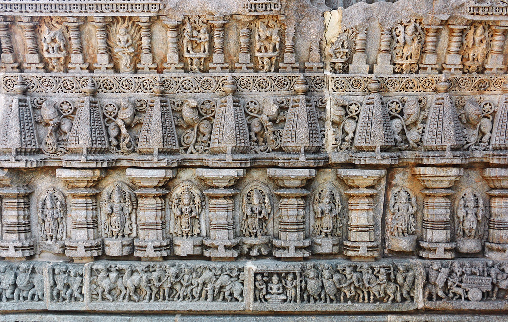 Sculptures sur le temple de Keshava, à Somnathpur