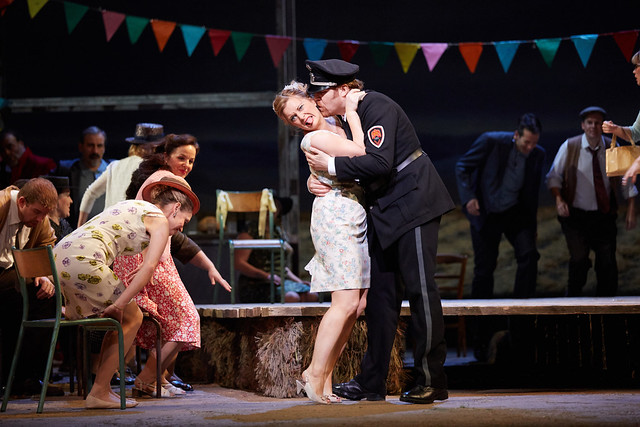 Lucy Crowe and Levente Molnár in L'elisir d'amore © ROH. Mark Douet, 2014
