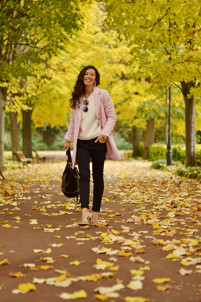 Paseando en otoño por Barcelona abrigo rosa