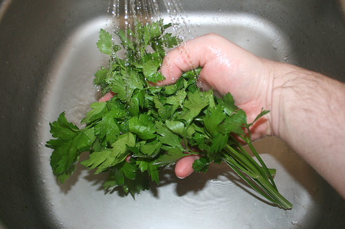 11 - Petersilie waschen / Wash parsley