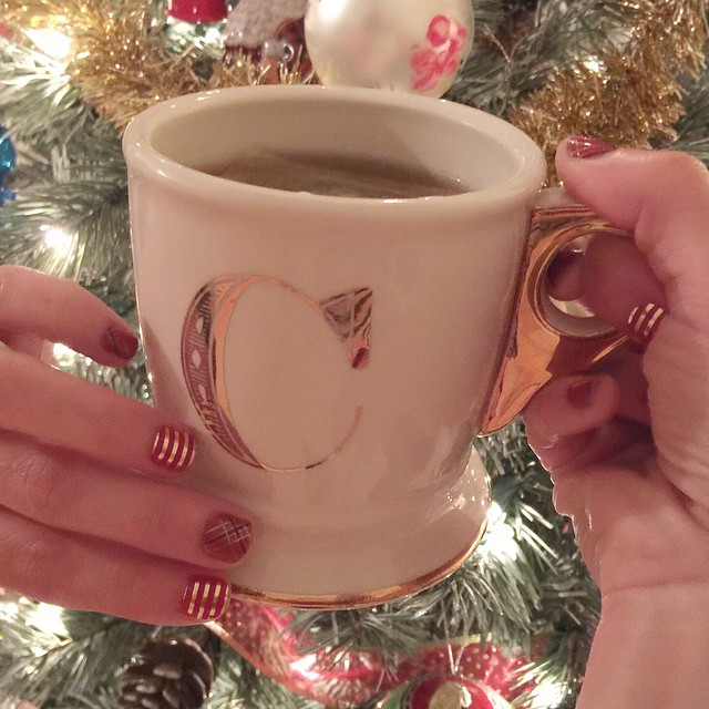 Enjoying this evening with my first cup of hot tea in my new mug. I always love when my tea has a nice aroma, this Candy Cane Lane green 💚 tea from #CelestialTea makes the Christmas spirit last a little longer around here! With peppermint, ora