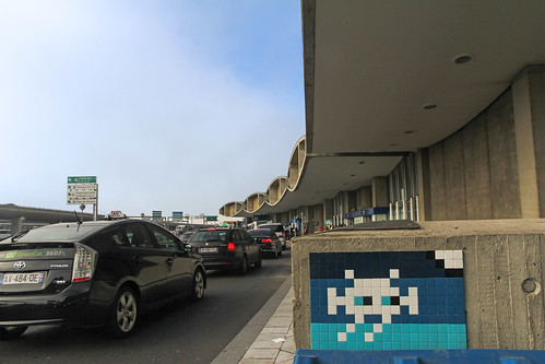 voyage street travel blue france art wall airport october europe îledefrance traffic taxi spaceinvader spaceinvaders terminal bleu international prius invader circulation 2d rue mur invasion charlesdegaulle roissy cdg 2014 artderue aéroport toyotaprius seinesaintdenis 75021 meteorry tremblayenfrance 75093 aérogare2 pa1000plus pa1117