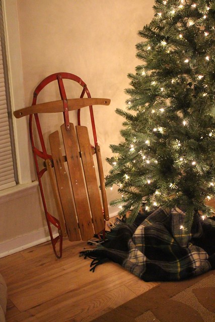 antique-christmas-sled-plaid-tree-skirt