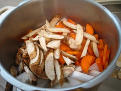 根菜を煮ます