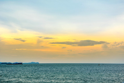 sunset sea sun beach thailand nikon thai nikkor pattaya partlycloudy beachroad 18105mm d7100 thaigolf seaviwe