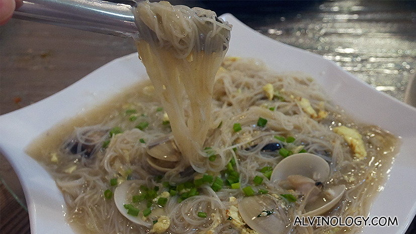 Ubin Lala Bee Hoon (S$18) - rice vermicelli served with fresh clams 