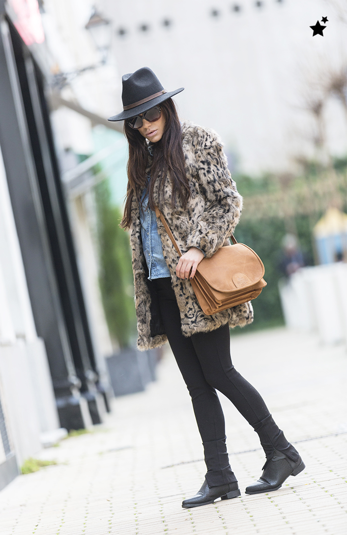 street style barbara crespo fluffy coat hake bag leopard print hat fashion blogger outfit blog de moda
