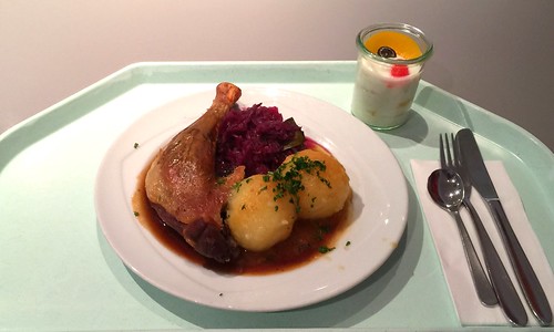 Duck leg with red cabbage & dumplings / Geschmorte Entenkeule mit Blaukraut & Kartoffelklößen