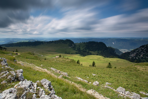 sky mountain nature field rock clouds montagne canon landscape photography eos schweiz switzerland photo suisse mark pierre swiss iii horizon champs meadow wideangle ciel valley 5d usm prairie fullframe nuages paysage campagne ff ef 1740mm rocher chasseral vallée cokin f4l gnd4 p121m pleinformat philippesaire