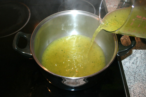 16 - Gemüsebrühe in Topf geben / Put vegetable stock in pot
