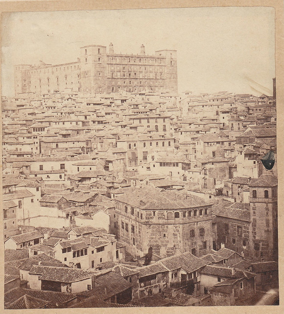 Colegio de Infantes (primer plano) y Alcázar (al fondo) en 1864. Fotografía de Alfonso Begue. Colección personal de Luis Alba.