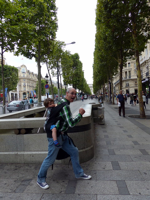 Daddy Feathersword dancin' on the Champs-Élysées