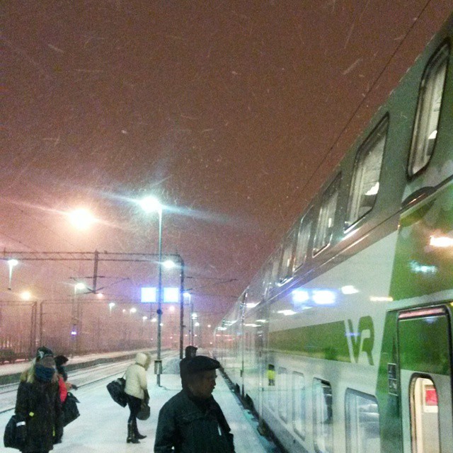 Lumisade hyvästeli meidät Turun rautatieasemalla