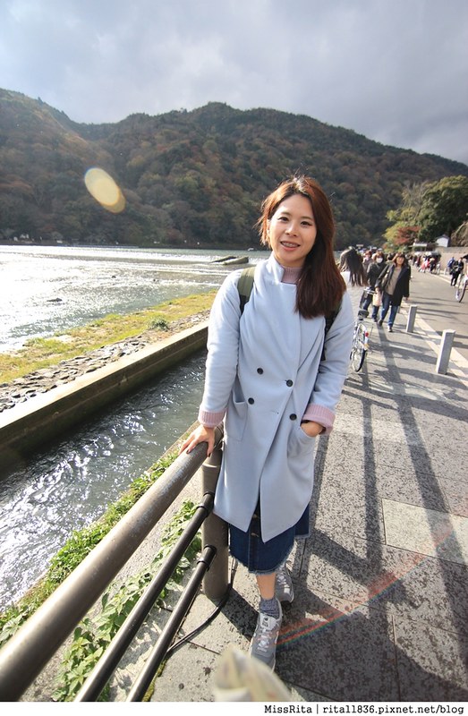 《食記》京都嵐山‧渡月橋旁的白色小屋咖啡館「%Arabica(嵐山店Kyoto Arashiyama)」，坐擁一片山水風景配上一杯美麗拉花的拿鐵❤
