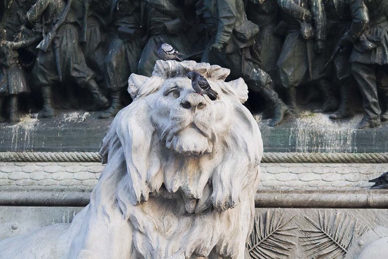 04 Lion with Pigeon Milano (Caption This) IMG_6898