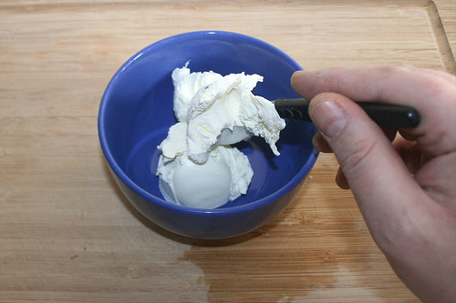 18 - Schmand in Schüssel geben / Put sour cream in bowl