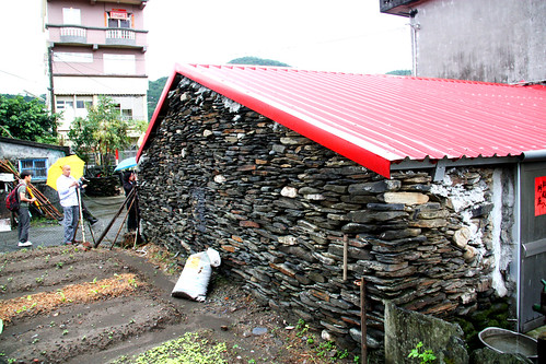 無尾港社區內仍可見維護良好的傳統石板屋及紅磚古井(圖片來源：葉人豪攝)