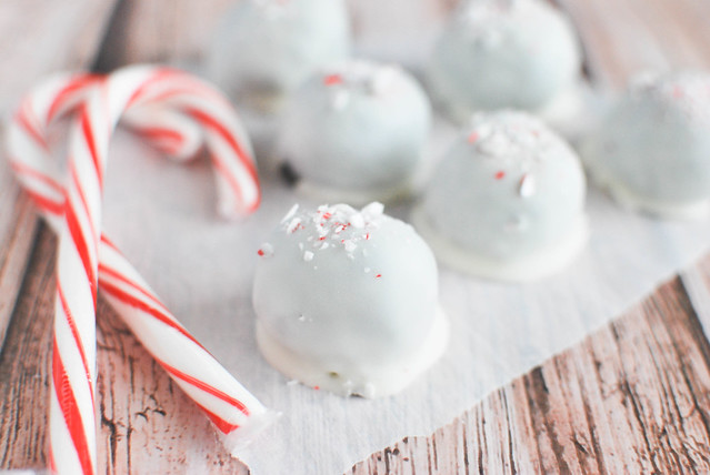 Peppermint Oreo Balls - your favorite oreo balls with a wintery twist! Only 3 ingredients and so easy to make!