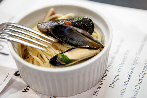 Spagetti with Mussels in Spicy Tomato Sauce